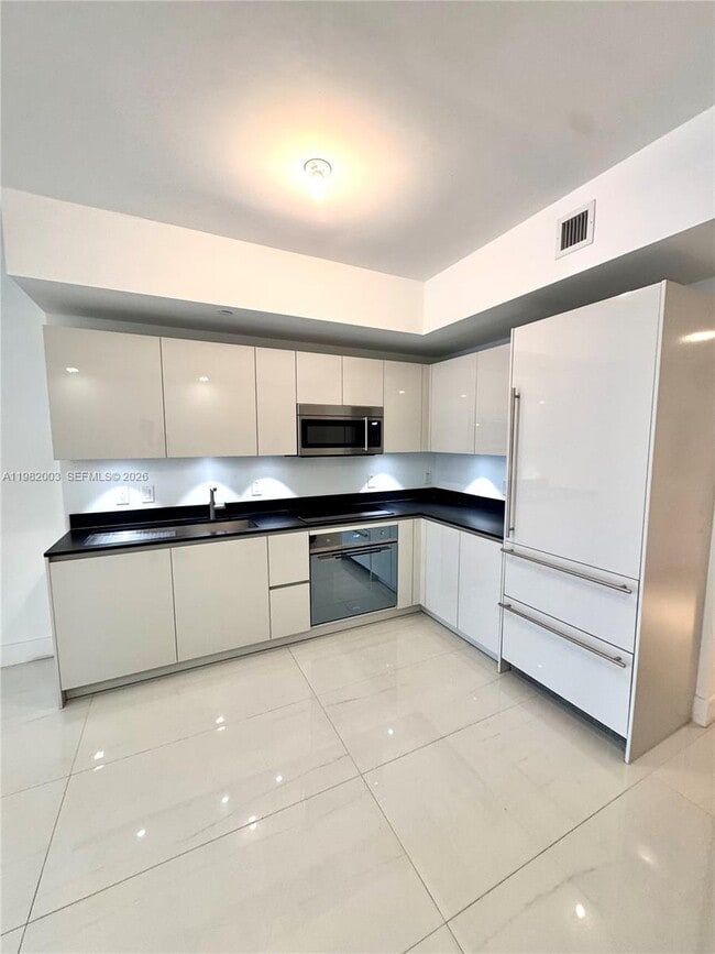 Building Photo - 1010 Brickell Ave