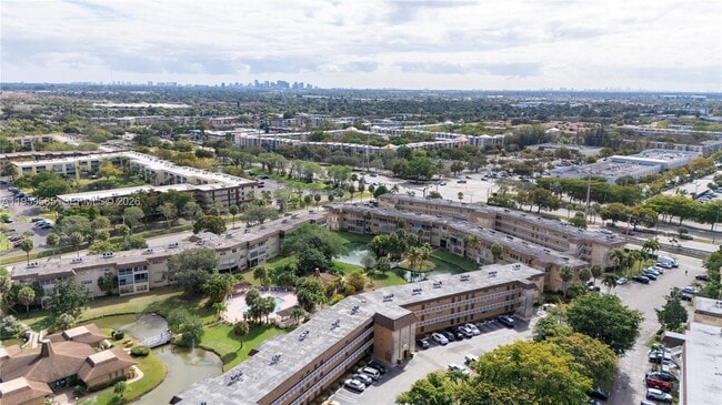 Building Photo - 5021 W Oakland Park Blvd