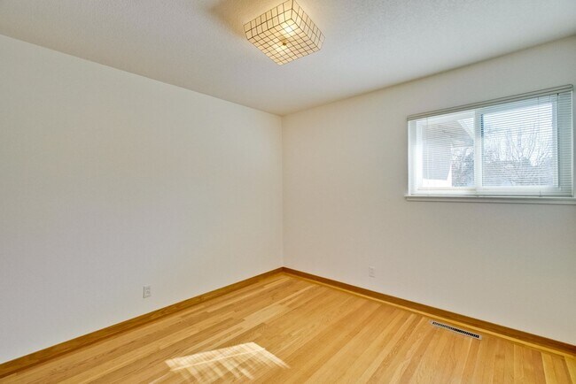 Building Photo - 5097 Forest Glen Dr