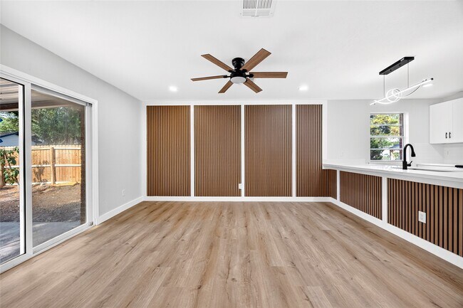 Building Photo - 2426 Woodsdale Blvd