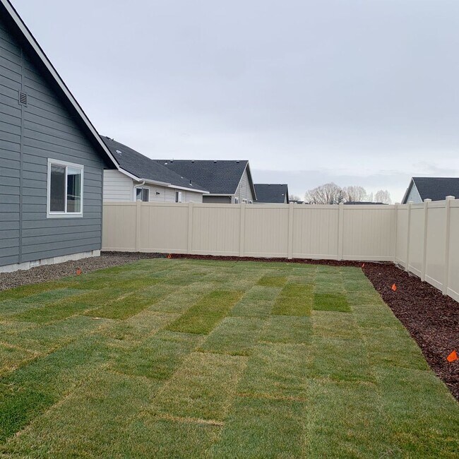 Building Photo - Beautiful Home with Bonus Room!