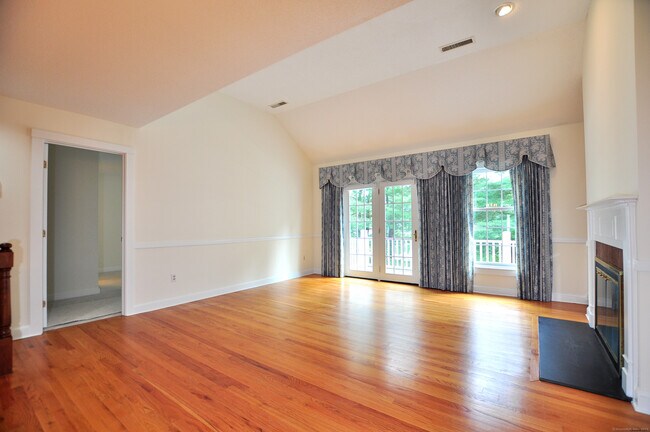 Building Photo - 8 Dickinson Ct