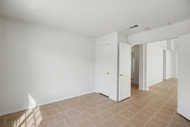 Building Photo - 2054 Cardigan Ave