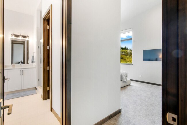 Building Photo - Luxury ski season rental is an entertainer...