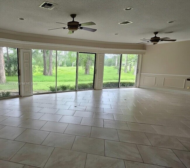 Building Photo - 4602 King Palm Dr