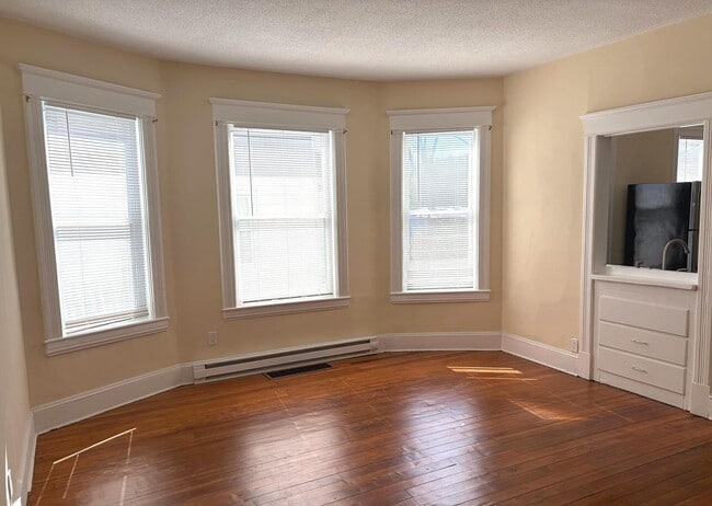 Building Photo - 137 Clifton St