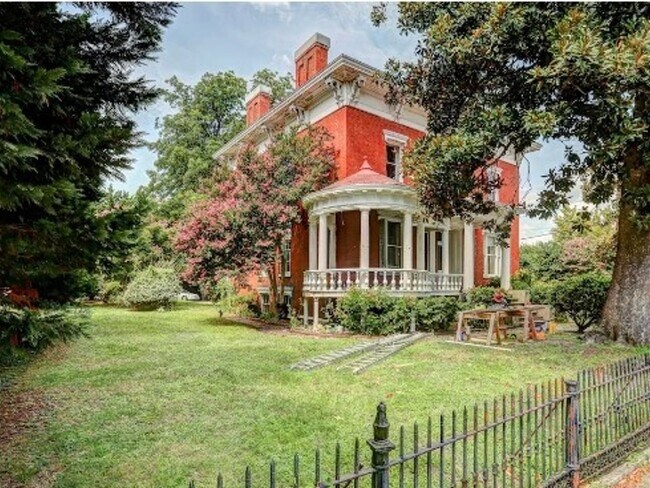 Building Photo - 4 Bedroom Single Family Home in Petersburg