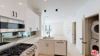 Building Photo - 105 S Doheny Dr