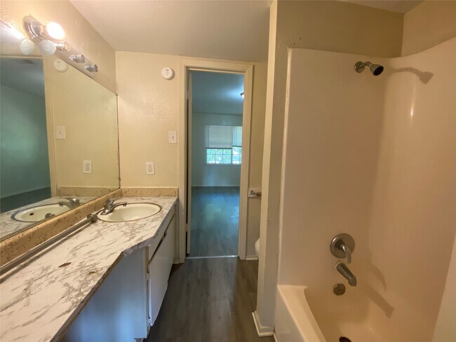 Building Photo - 208 Kelly St