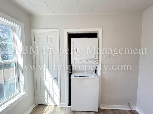 Building Photo - 608 W Lake St