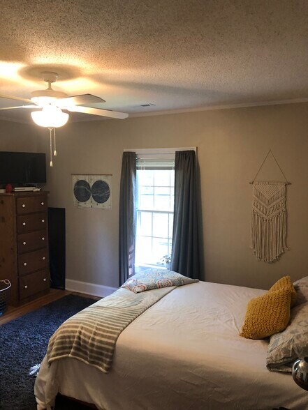 Bedroom - 2640 Lake St