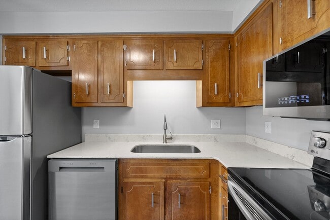 Building Photo - 2 Bedroom Pet Friendly Condo For Rent Near...