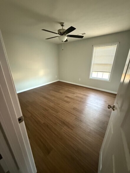 Building Photo - 148 School Side Dr