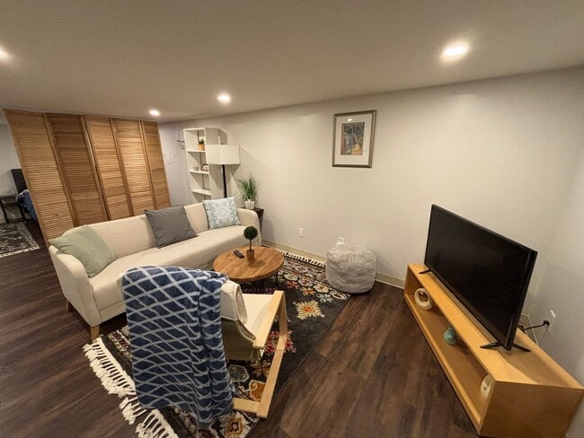 Building Photo - Spacious Ground Floor Unit