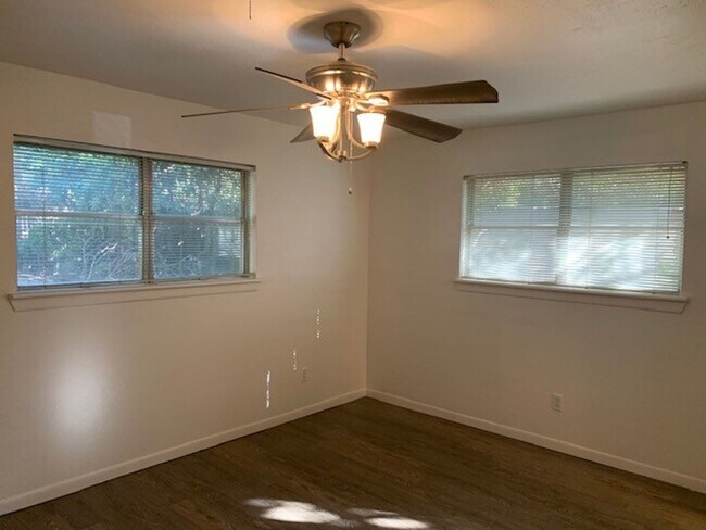 Building Photo - Spacious 3 Bedroom, 2 Full Bath Home Located in SW Ft. Worth!