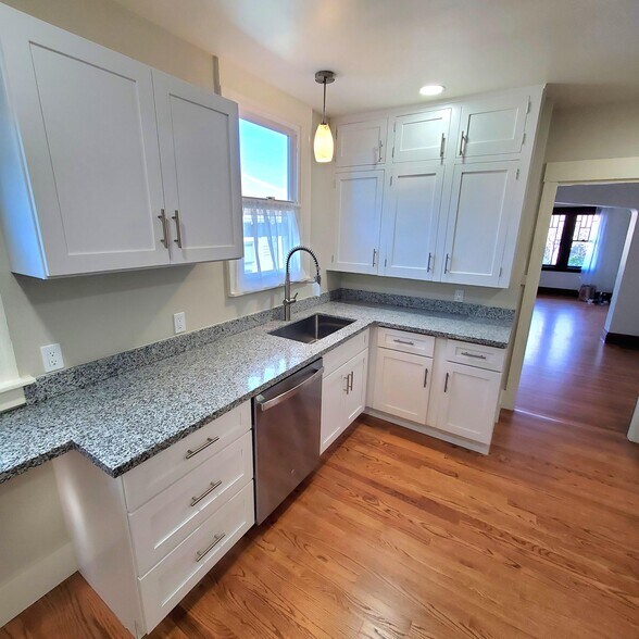 Building Photo - 806 Vincente Ave