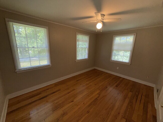 Building Photo - Cute cottage in Country Club Village, conveniently located near University of South Alabama, dini...