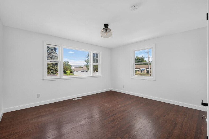 Building Photo - 11 Stratfield Pl