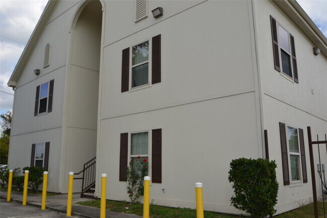 Building Photo - 304 Dell Ct