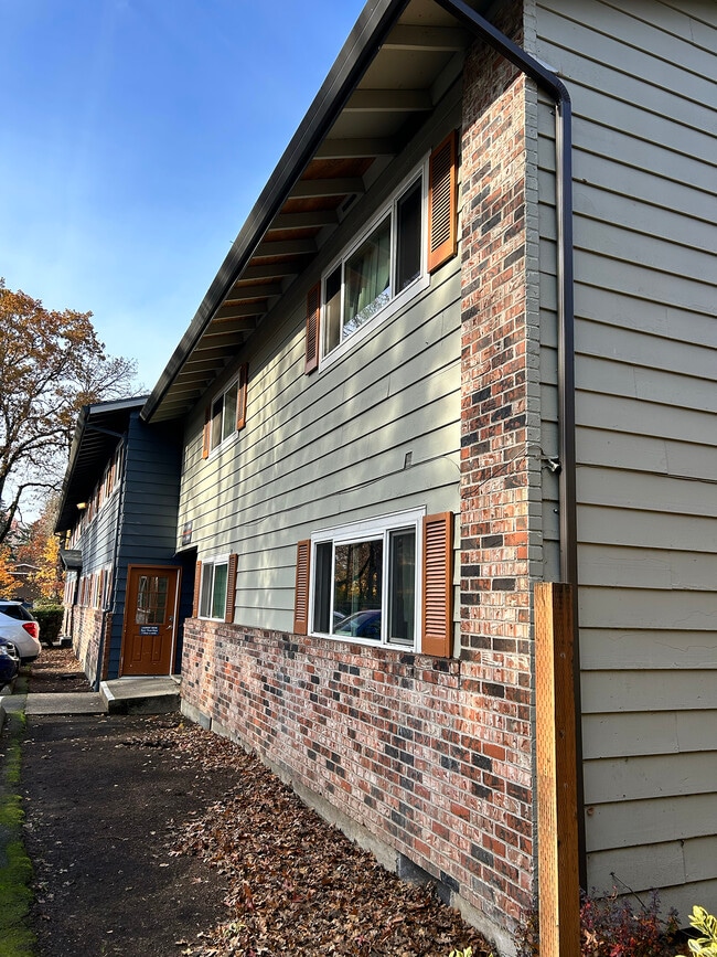 Building Photo - Parkbrook Apartment Homes