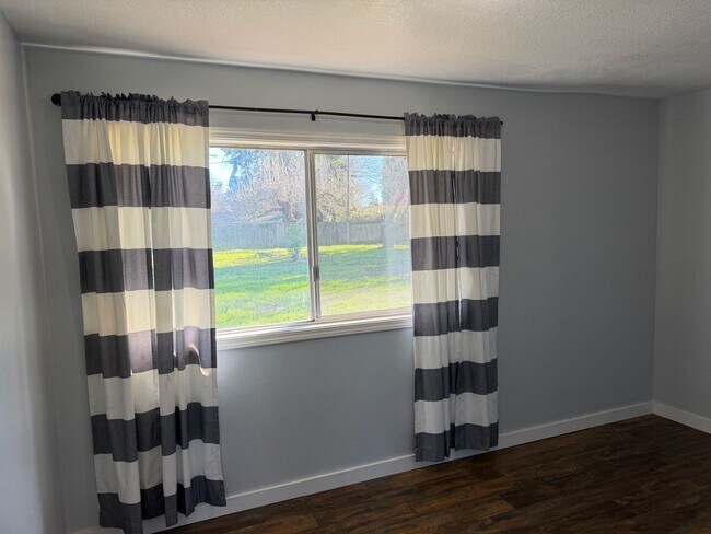 Building Photo - Updated 3 bedroom 1.5 bathroom house in Springfield!