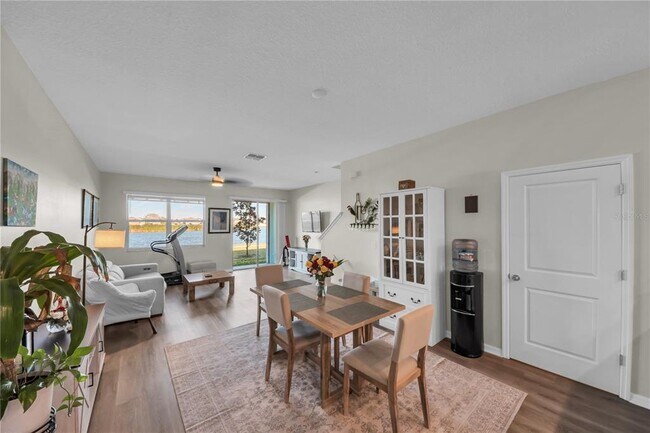 Building Photo - 736 Royal Empress Dr