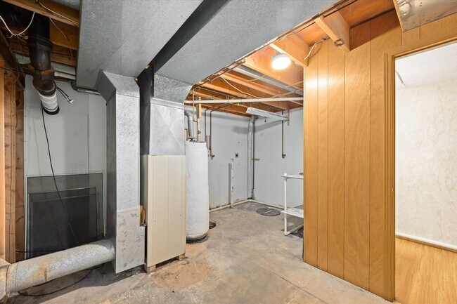 Building Photo - 8 Manor Dr