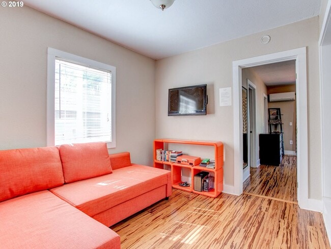 Building Photo - Great 2 Bed 2 Ba bungalow located in the P...