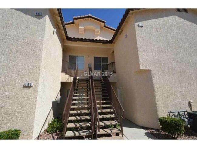 Building Photo - 2 Bed/ 2 Bath upstairs Condo in Guard Gate...