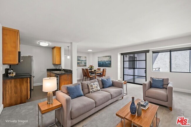 Building Photo - 10982 Roebling Ave