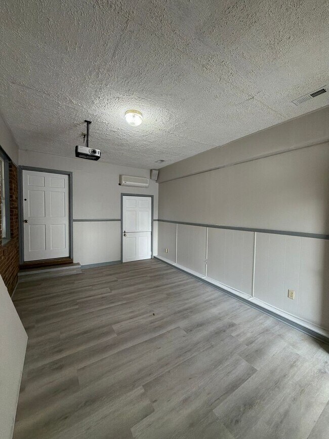 Building Photo - New Listing!!