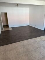 Building Photo - 1700 W 43rd St