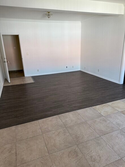 Living room - 1700 W 43rd St