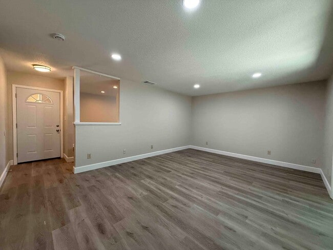Building Photo - Natomas 4 Bedroom 2 Bath Close to Everything