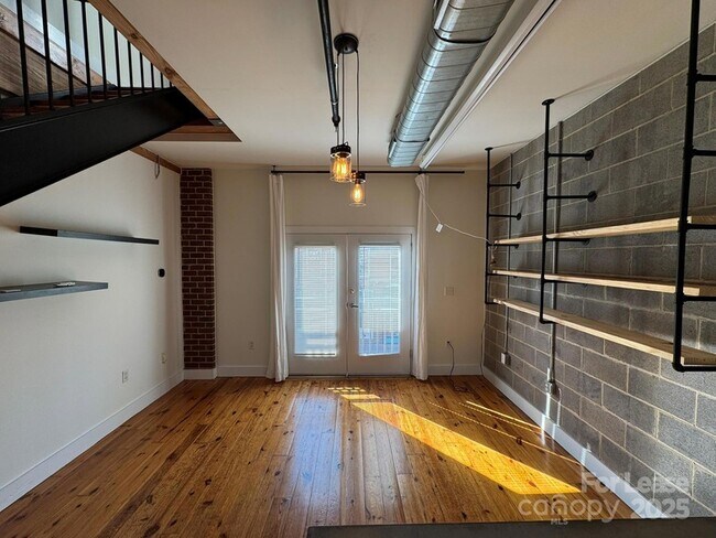 Primary Photo - 3205 N Davidson St