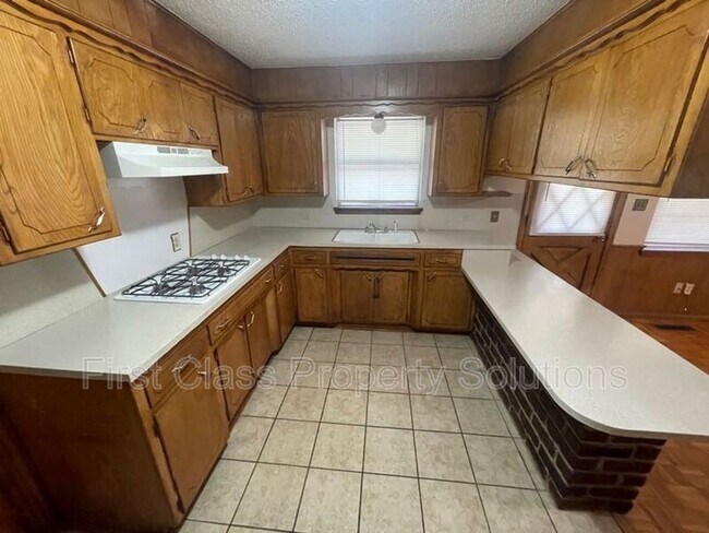 Building Photo - 6300 N Wildewood Dr