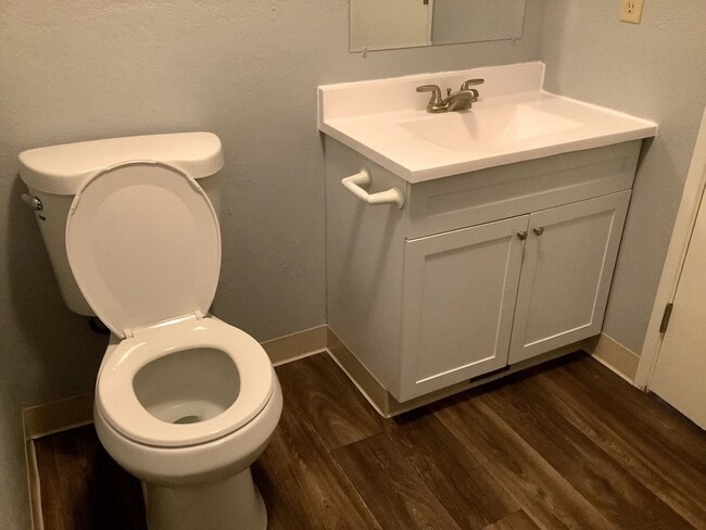 Building Photo - 2-Bedroom 1 1/2 bathroom townhouse in Springfield