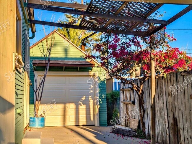 Building Photo - Upgraded Bungalow with Garage