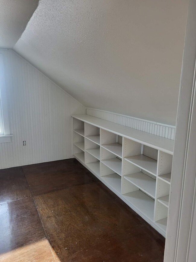 Building Photo - Country Living Close to Town!