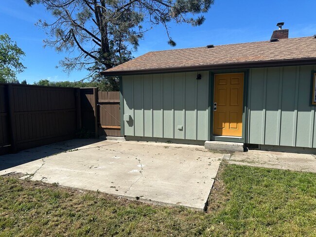 Building Photo - Updated 2 bedroom 2 bath house with a deta...