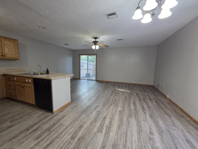Building Photo - Spacious Town House for Rent