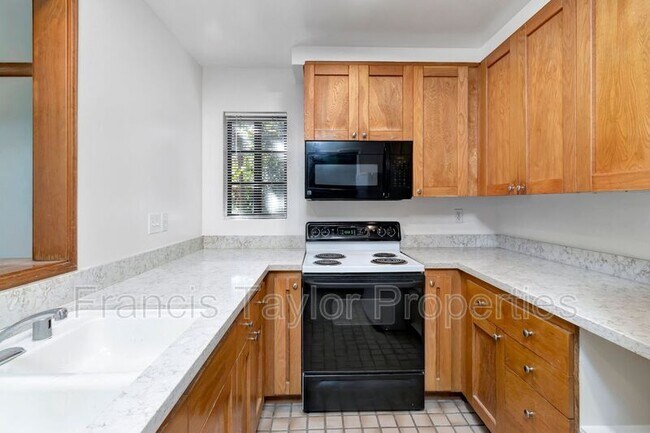 Building Photo - 8840 Villa La Jolla Dr
