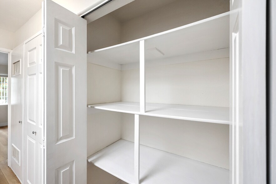 Building Photo - 10128 Hillhaven Ave