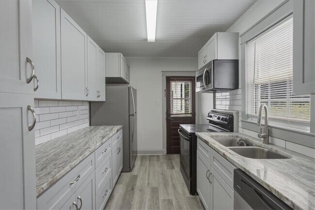 Building Photo - 214 Upham St