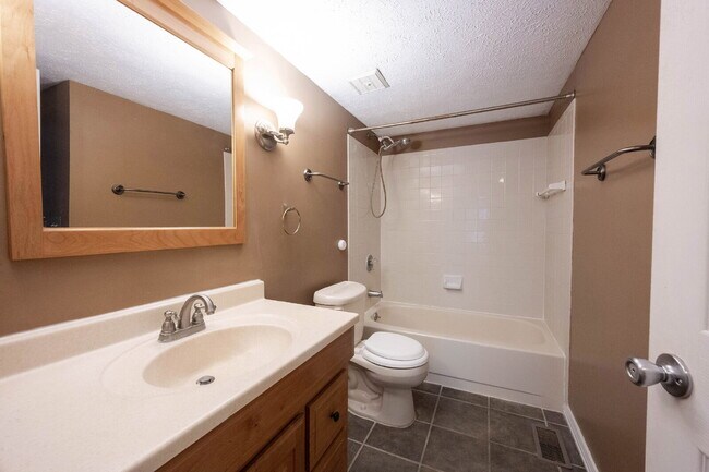 Building Photo - "Charming 2-Bedroom Townhouse Retreat with 2 Full Baths in Fishers – Spacious 1,522 Sq Ft Living!"