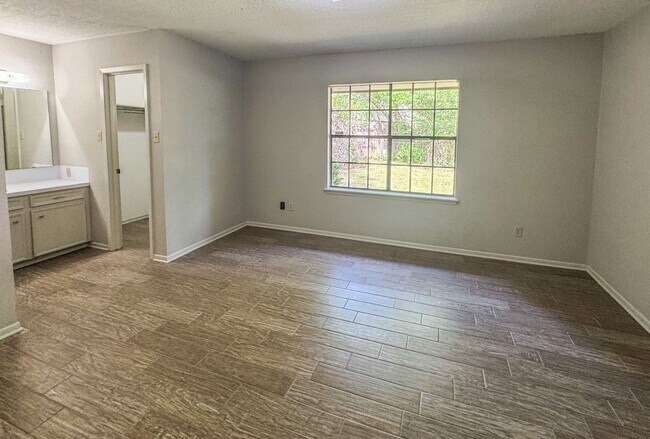 Building Photo - 601 Hickory Dr