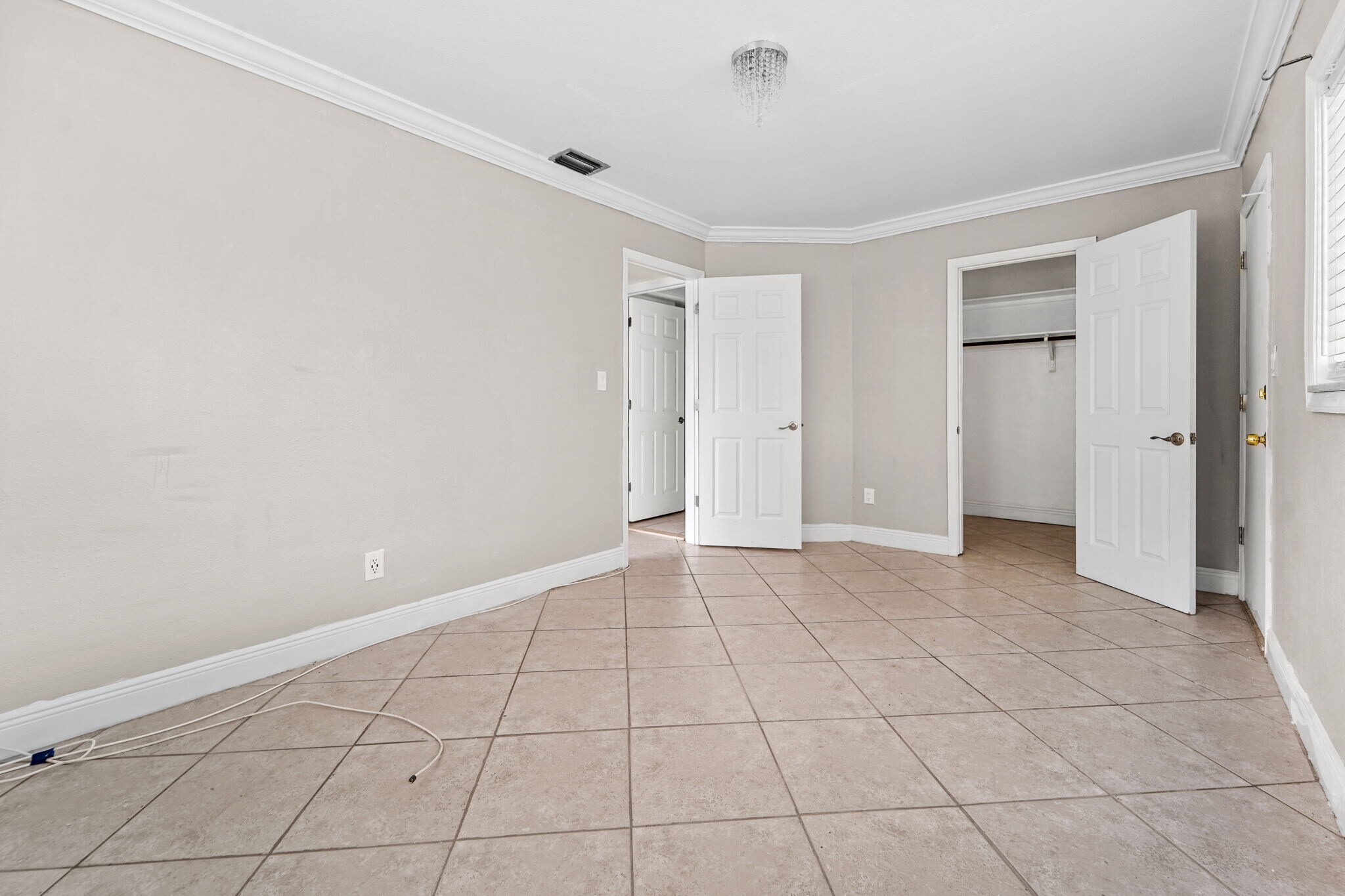 Building Photo - 1345 Drew St