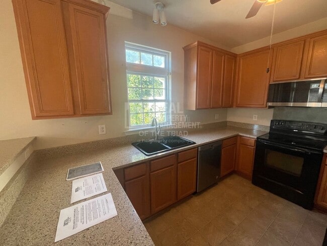 Building Photo - Amazing End Unit 3bd/2.5ba Townhome zoned ...