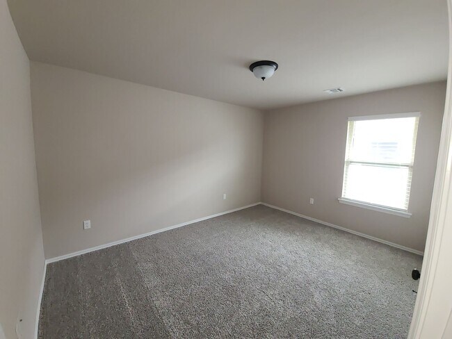 Building Photo - 3 bed 2 bath in Yukon! Stunning finishes, ...