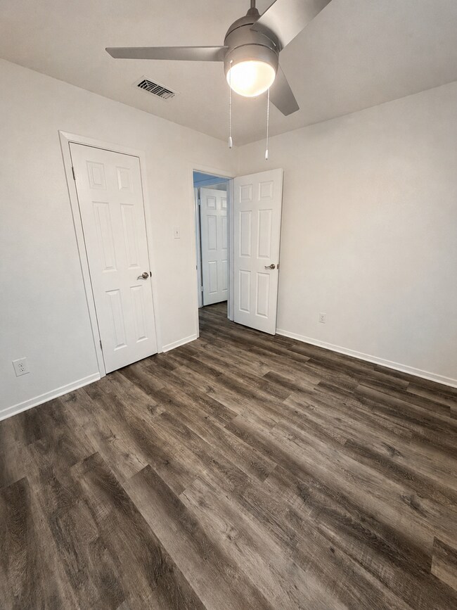 Building Photo - 3-Bedroom, 2 Bath Single Family for Rent in Arlington, TX | Attached Garage & Modern Kitchen